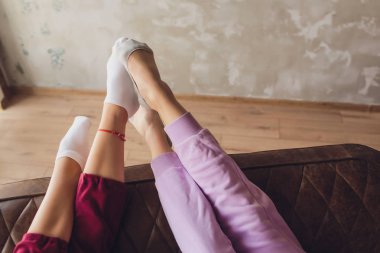 Lgbt Sevimli genç kızlar gülümseyerek ve evde kanepede flört.