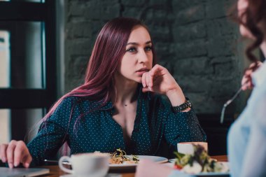 Lgbt Neşeli kadın arkadaşlar kafede sohbet. İki güzel genç kadın dedikodu yapıp kahve içiyor. Dostluk kavramı.