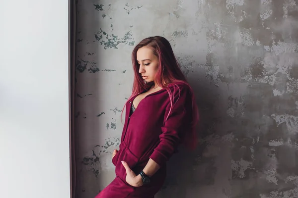 Lingerie e roupa de noite. Menina bonita em camisola vermelha. — Fotografia de Stock