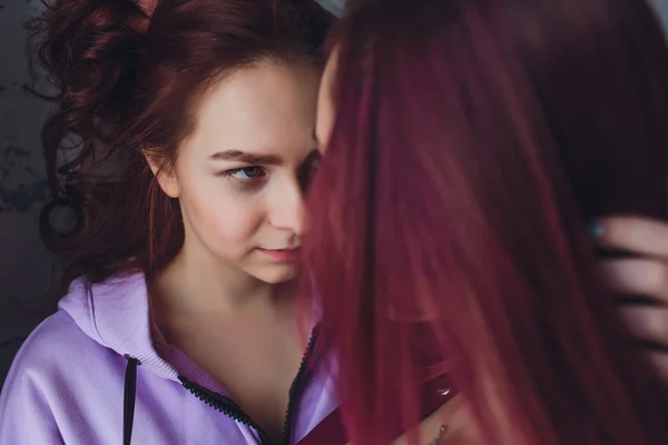 Élégant lesbienne couple câlins près de l 'vieux bâtiment . — Photo