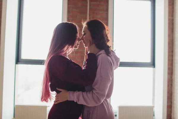 Mujeres lesbianas LGBT pareja momentos de felicidad. Mujeres lesbianas se unen al aire libre concepto. Lesbianas pareja abrazado juntos relación caer en amor . —  Fotos de Stock