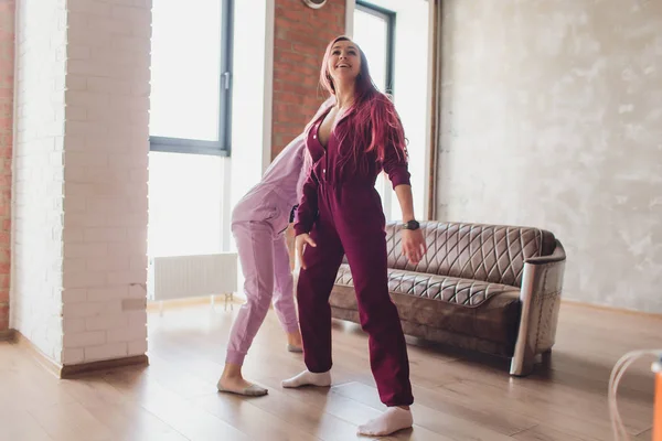 Koncepció pizsama Party. Barátnők húga küzdelem párnák ágyon reggel, süt a nap ablak. — Stock Fotó