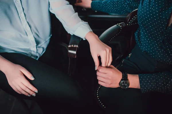 二人の女性のレズビアンのカップルは自分の手を保持レズビアンのコンセプト. — ストック写真