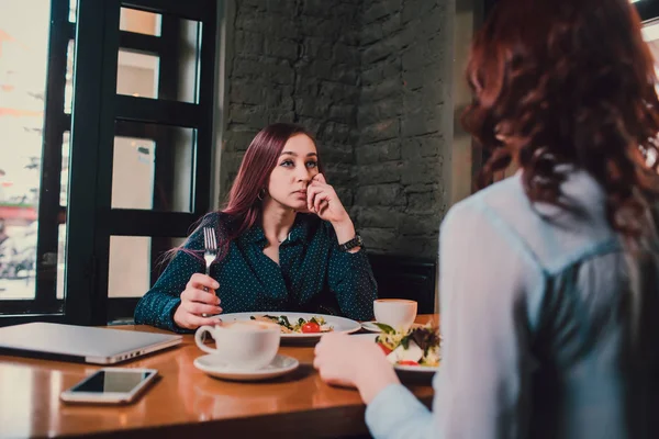 LGBT Amigas alegres charlando en la cafetería. Dos hermosas mujeres jóvenes chismorreando y tomando café. Concepto de amistad . — Foto de Stock