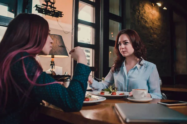 LGBT Wesoła koleżanki na czacie w kawiarni. Dwie piękne młode kobiety plotkowanie i picie kawy. Koncepcja przyjaźni. — Zdjęcie stockowe