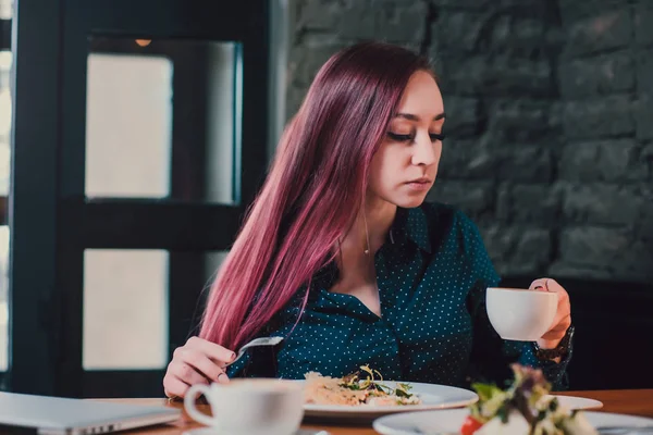 Una sola mujer en la cafetería, una chica hermosa y triste. Atractiva mujer aburrida en el restaurante . — Foto de Stock