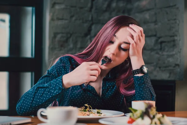 Una sola mujer en la cafetería, una chica hermosa y triste. Atractiva mujer aburrida en el restaurante . — Foto de Stock