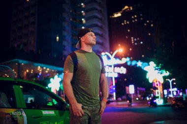 güzel adam brunet gece aydınlatma Asya'da bir arka plan üzerinde.