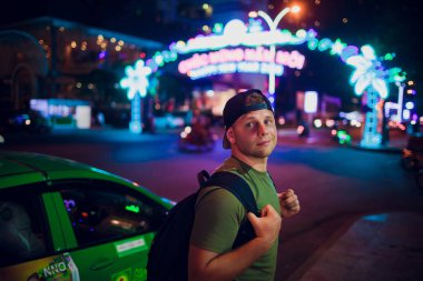 güzel adam brunet gece aydınlatma Asya'da bir arka plan üzerinde.