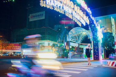 Nha Trang, Vietnam - Şubat 17,2018: güzel sarışın kız bir gece yol Asya arka plan üzerinde.