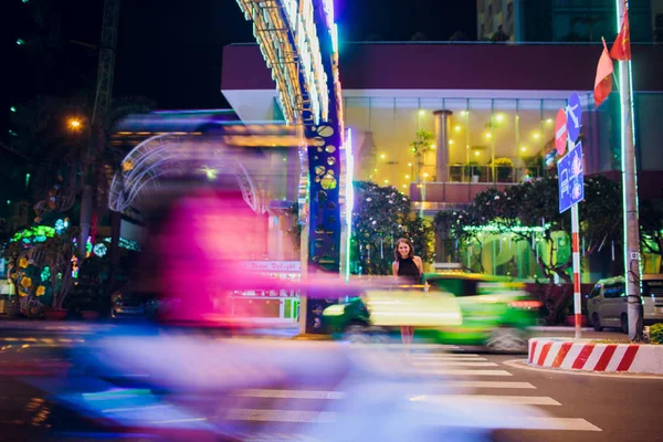 Nha Trang,Vietnam - 17 Şubat 2018: Asya'da bir gece yolunun arka planında güzel esmer kız.