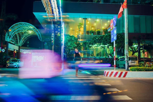 Nha Trang,Vietnam - 17 Şubat 2018: Asya'da bir gece yolunun arka planında güzel esmer kız.