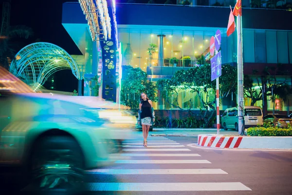 Nha Trang,Vietnam - 17 Şubat 2018: Asya'da bir gece yolunun arka planında güzel esmer kız.