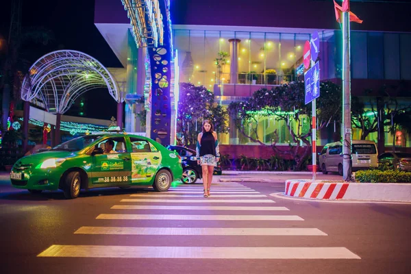 NHA TRANG,VIETNAM - FEBRUARY 17,2018: beautiful brunette girl on the background of a night road in asia. — Stock Photo, Image