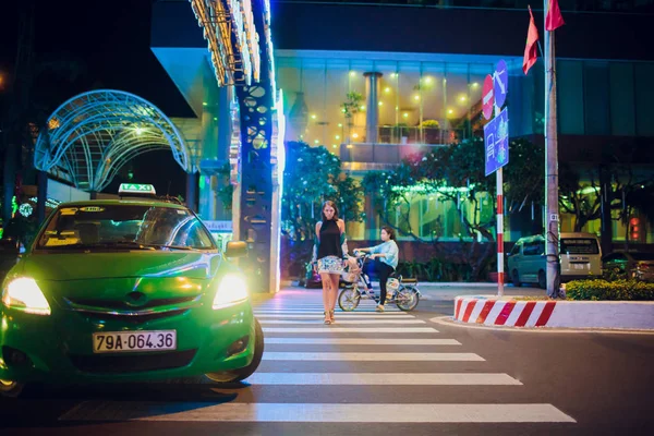 NHA TRANG,VIETNAM - FEBRUARY 17,2018: beautiful brunette girl on the background of a night road in asia. — Stock Photo, Image