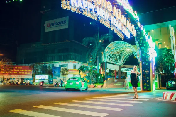 NHA TRANG, VIETNAM - 17.02.2018: красивая блондинка на фоне ночной дороги в Азии . — стоковое фото