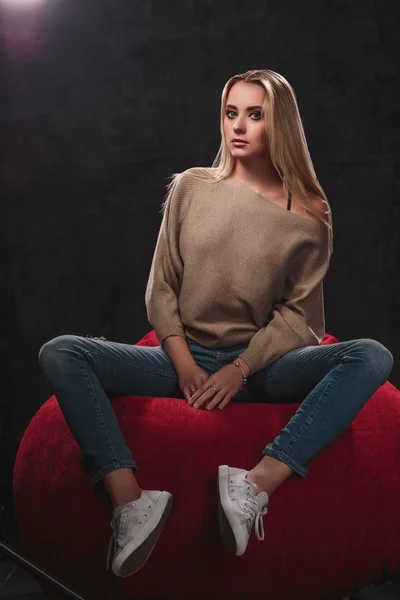 Mode-konst foto av eleganta blondin på svart bakgrund. — Stockfoto