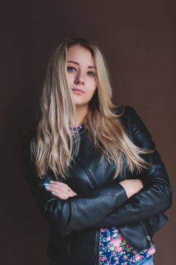 Siyah arka plan üzerinde uzun sarı saçlı güzel kadın Vogue tarzı yakın çekim portre.