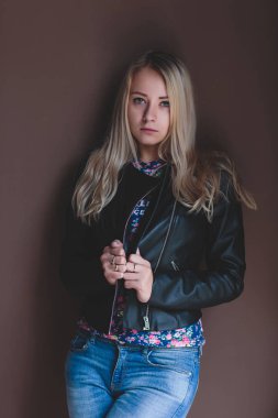 Siyah arka plan üzerinde uzun sarı saçlı güzel kadın Vogue tarzı yakın çekim portre.