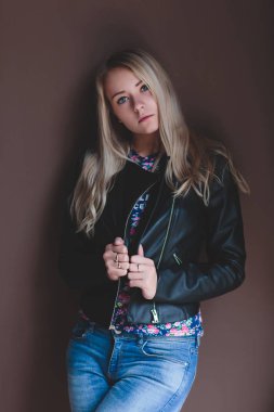 Siyah arka plan üzerinde uzun sarı saçlı güzel kadın Vogue tarzı yakın çekim portre.