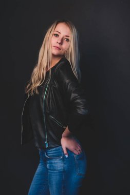 Siyah arka plan üzerinde uzun sarı saçlı güzel kadın Vogue tarzı yakın çekim portre.