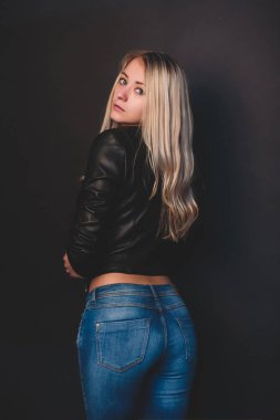 Siyah arka plan üzerinde uzun sarı saçlı güzel kadın Vogue tarzı yakın çekim portre.