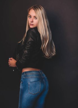 Siyah arka plan üzerinde uzun sarı saçlı güzel kadın Vogue tarzı yakın çekim portre.