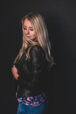 Siyah arka plan üzerinde uzun sarı saçlı güzel kadın Vogue tarzı yakın çekim portre.