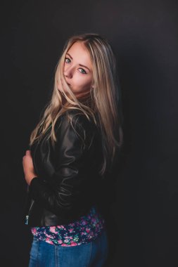 Siyah arka plan üzerinde uzun sarı saçlı güzel kadın Vogue tarzı yakın çekim portre.