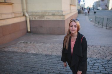 şehirde yürüyüş siyah paltolu güzel kız.