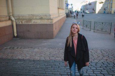 şehirde yürüyüş siyah paltolu güzel kız.