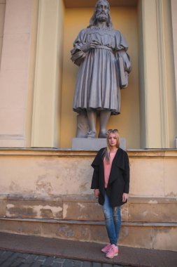 şehirde yürüyüş siyah paltolu güzel kız.