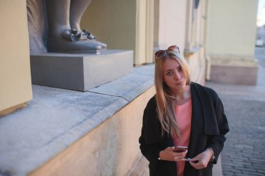 şehirde yürüyüş siyah paltolu güzel kız.