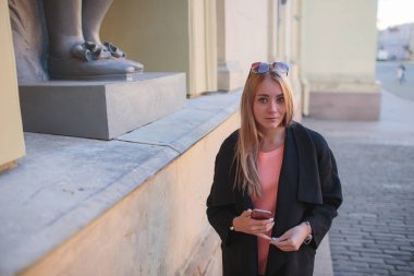 şehirde yürüyüş siyah paltolu güzel kız.