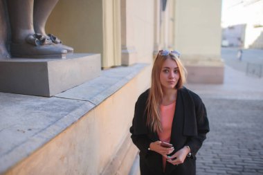 şehirde yürüyüş siyah paltolu güzel kız.