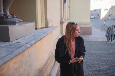 şehirde yürüyüş siyah paltolu güzel kız.