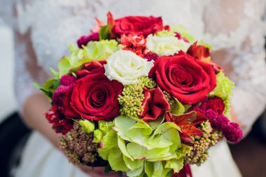 Gelin Buketi Gelin beyaz güller ve eustoma tutuyor.