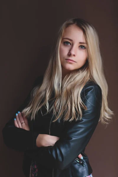 Estilo Vogue retrato de cerca de la hermosa mujer con el pelo largo y rubio sobre fondo negro . — Foto de Stock