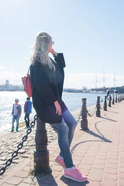 şehirde yürüyüş siyah paltolu güzel kız.