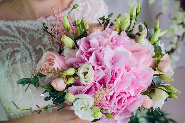 Невеста держит букет невесты из белых роз и эустомы . — стоковое фото