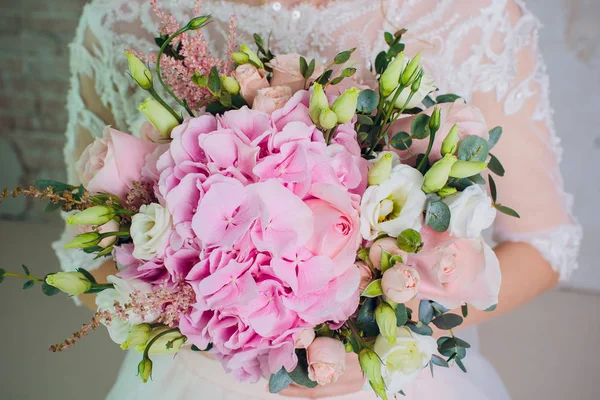 La novia sostiene un ramo de la novia de rosas blancas y eustoma . — Foto de Stock