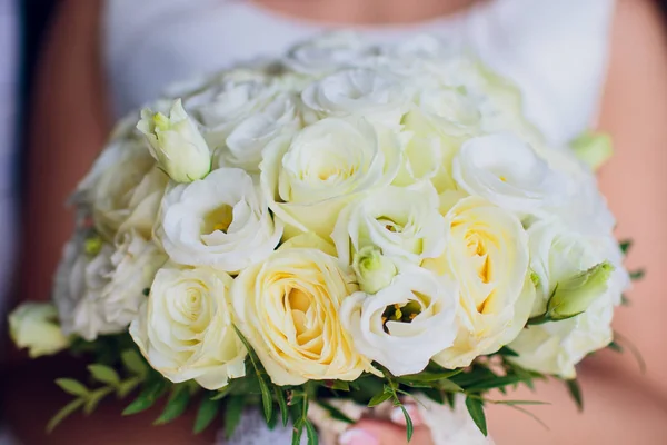 De bruid houdt een boeket van de bruid van witte rozen en eustoma. — Stockfoto