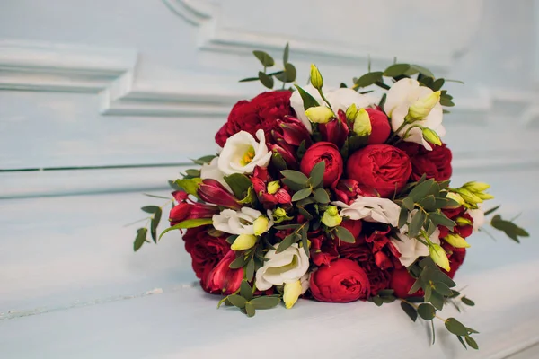 A noiva está segurando um buquê da noiva de rosas brancas e eustoma . — Fotografia de Stock