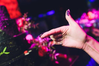 Siyah sırlı çikolatalı kek. Menü veya şekerleme kataloğu için resim.