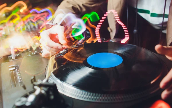 Un disco de vinilo en el panel del DJ. Equipo DJ . — Foto de Stock