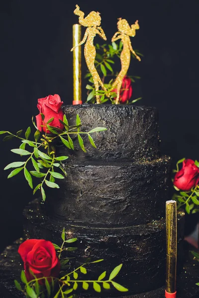 Шоколадний торт з чорною глазур'ю. Картина для меню або каталогу кондитерських виробів . — стокове фото