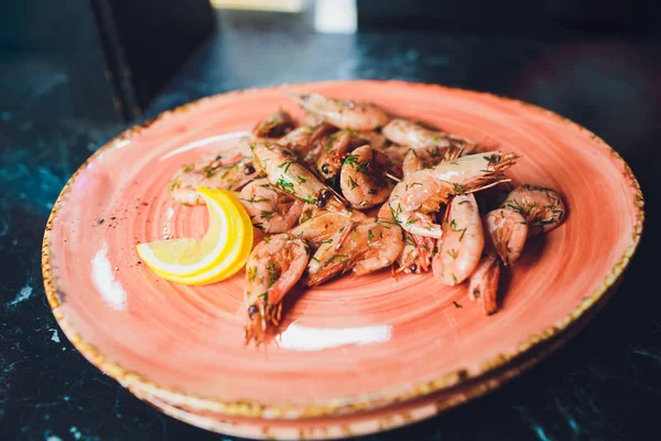 Camarões assados fritos na chapa com alho de salsa de verdes de limão . — Fotografia de Stock