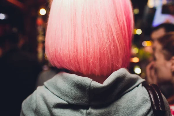 Couleur délicate des cheveux rose. Sensuelle dame portrait mode . — Photo