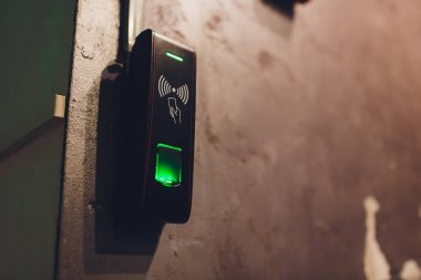 Kapı gizlilik kavramı akıllı elektronik kilit.
