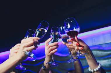 Tungur gözlük ellerinde parlak ışıklar arka plan üzerinde kırmızı şarap.